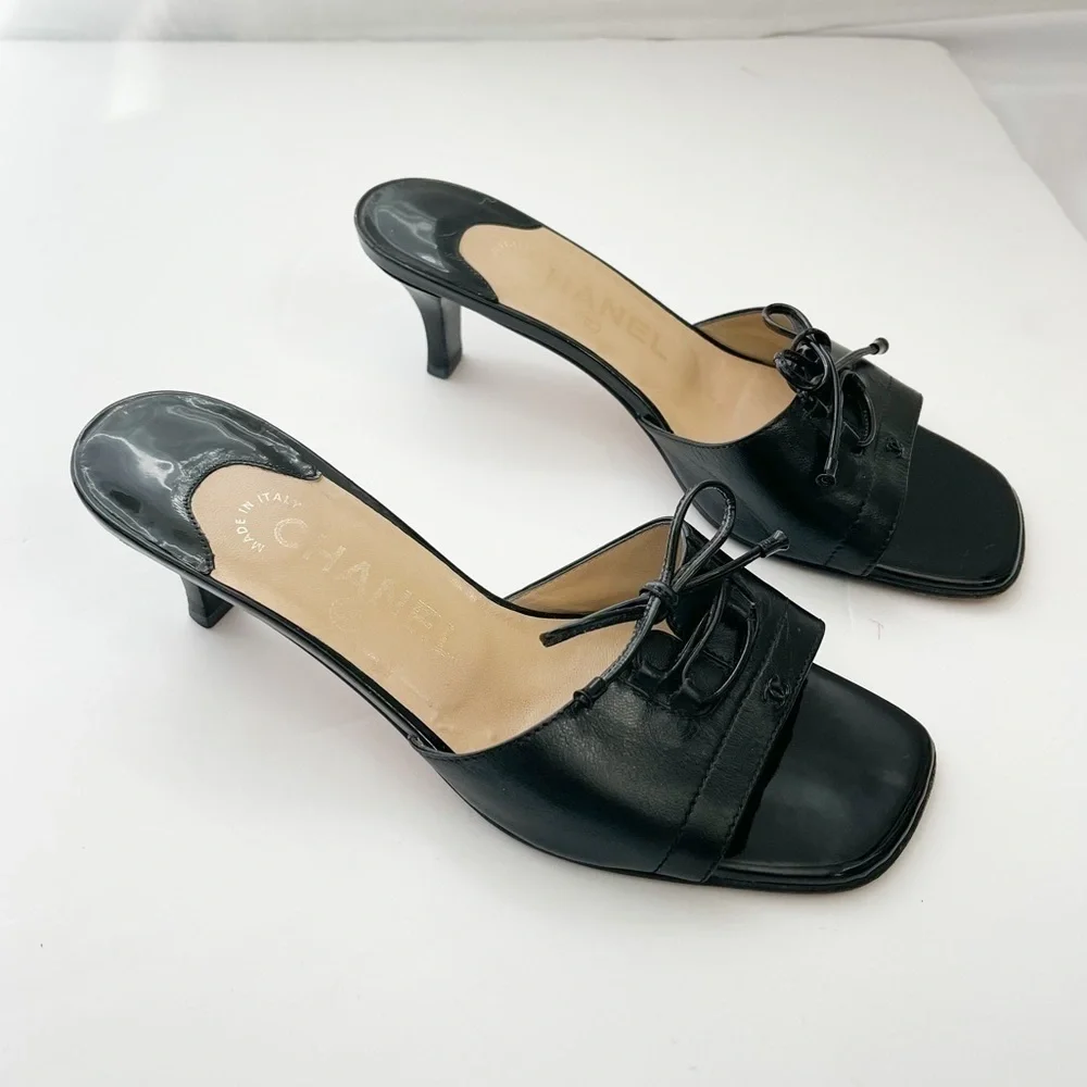 Chanel Black Leather Open Toe Sandals size 35